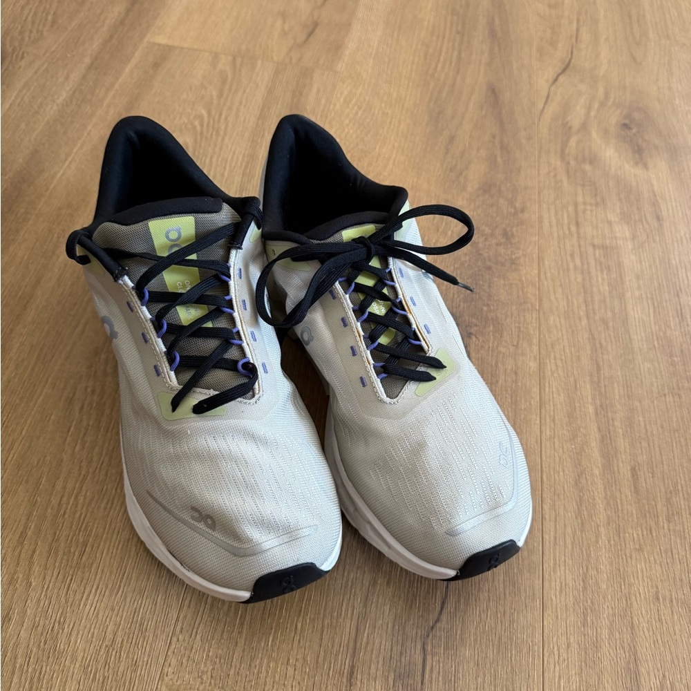 Very good conditionion on sneakers